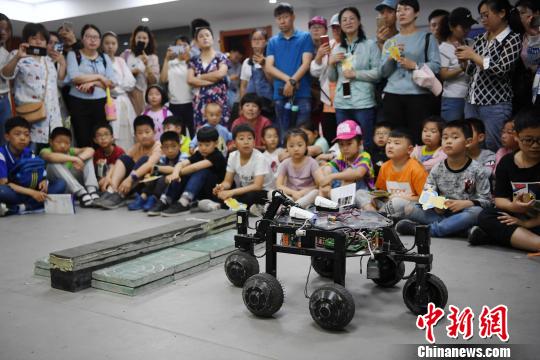 全向移动机器人在人群前