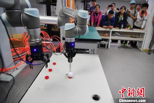 双臂协作机器人为大家演示高尔夫球，一杆进洞不在话下 韩苏原 摄