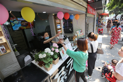 半价向环卫工提供冰柠茶的奶茶店。(网络图片)