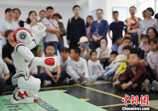 “NAO”惟妙惟肖地为大家表演欢快的舞蹈 韩苏原 摄