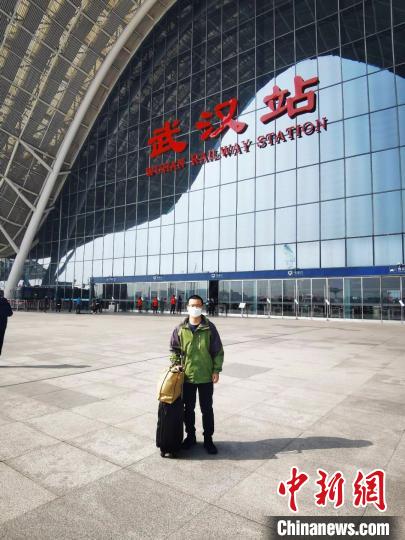 图为王东升从武汉出发，他与李明将在广州机场汇合，于14日晚飞赴伊朗。　黄歆 摄