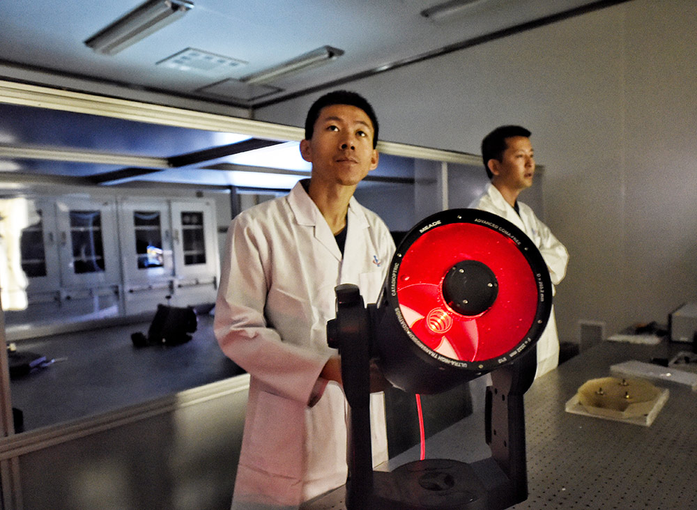 8月17日，科研人员模拟地面望远镜向量子卫星发射信标光。