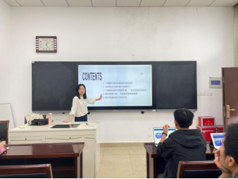 马克思主义学院召开2021级硕士班信息素养培训暨研究生科研经验分享主题班会