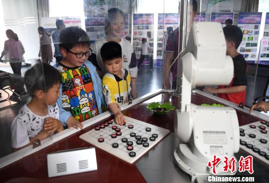 中国科大科技周：机器人“能文能舞”