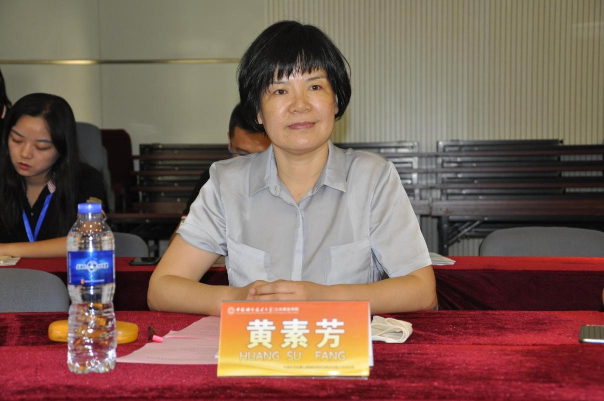 黄素芳代表中国科大致欢迎词,她对培训班顺利开班表示祝贺,对中科院