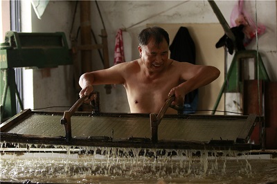 Making Xuan paper in traditional procedure[4]- Chinadaily.com.cn