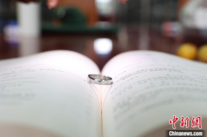 每位中国科大毕业生都收到一枚专属的毕业戒指。　刘爱华 供图